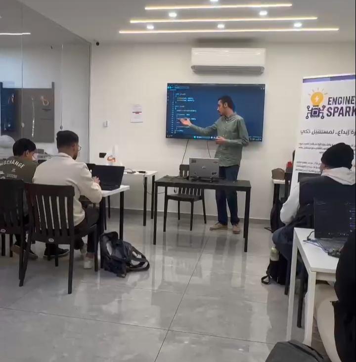 جانب من نشاط Engineer Spark في المختبر